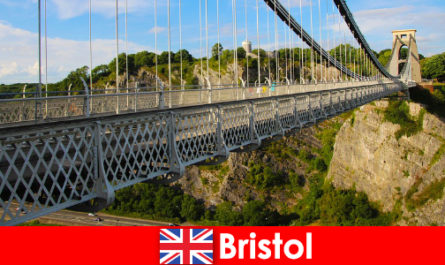 Hoạt động ngoài trời tại Bristol với các tour du lịch hoặc du ngoạn
