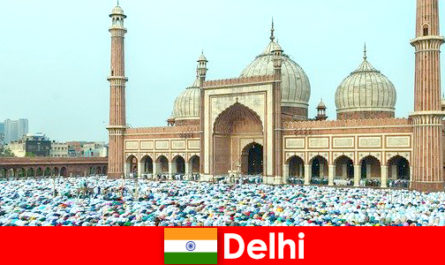Delhi là một đô thị ở miền bắc Ấn Độ được đặc trưng bởi các tòa nhà Hồi giáo nổi tiếng thế giới