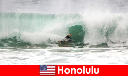 Đảo thiên đàng Honolulu cung cấp sóng hoàn hảo cho những sở thích và lướt chuyên nghiệp