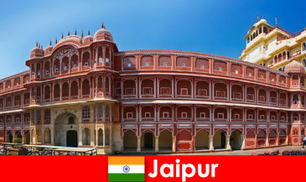 Hầu hết các kiến trúc phi thường thu hút nhiều du khách đến Jaipur