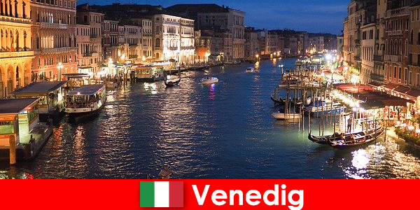 Venice một thành phố với gondolas và nhiều kho báu nghệ thuật của nó