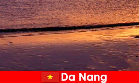 Đà Nẵng là một thị trấn ven biển ở miền trung Việt Nam và nổi tiếng với những bãi biển đầy cát