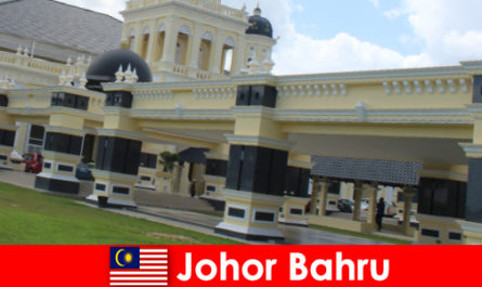 Johor Bahru thành phố tại cảng không chỉ thu hút các tín hữu cho các nhà thờ Hồi giáo cũ mà còn du khách