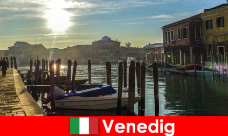 Du khách có kinh nghiệm lịch sử của Venice trên một đi bộ lên gần