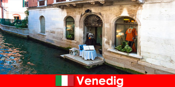 Trải nghiệm du lịch thuần túy cho khách du lịch mua sắm ở phố cổ Venice ở Ý
