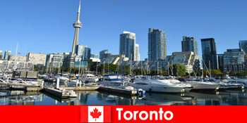 Toronto ở Canada là một đô thị hiện đại bên bờ biển rất phổ biến đối với khách du lịch thành phố