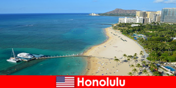 Điểm đến điển hình cho khách du lịch thư giãn bên bờ biển là Honolulu Hoa Kỳ