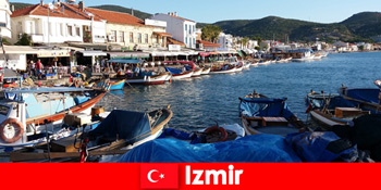 Khách du lịch năng động đi lại giữa thành phố và bãi biển ở Izmir Thổ Nhĩ Kỳ