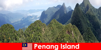 Khách du lịch khám phá thiên nhiên tuyệt vời với đường sắt leo núi ở Đảo Penang Malaysia