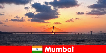 Du khách đến châu Á đam mê sự hiện đại và truyền thống ở Mumbai Ấn Độ