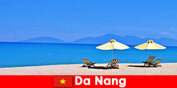 Khách du lịch trọn gói thư giãn trên những bãi biển xanh ở Đà Nẵng Việt Nam