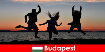 Budapest Hungary cho khách du lịch tiệc trẻ với âm nhạc và đồ uống giá rẻ trong các quán bar và câu lạc bộ