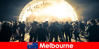 Người lạ tham dự các buổi hòa nhạc ngoài trời miễn phí ở Melbourne Úc hàng năm