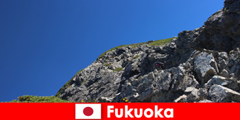 Chuyến đi phiêu lưu lên núi đến Fukuoka Nhật Bản cho khách du lịch thể thao nước ngoài