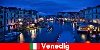 Ý Venice Phụ nữ đam mê như một người bạn đồng hành trên những chuyến đi thuyền quyến rũ