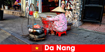 Người lạ đắm mình trong thế giới ẩm thực đường phố của Đà Nẵng Việt Nam