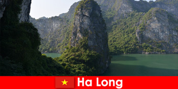 Các tour du lịch và caving thú vị cho khách du lịch tại Hạ Long Việt Nam