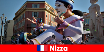 Chuyến đi cho các nghệ sĩ lễ hội với gia đình đến cuộc diễu hành lễ hội truyền thống đến Nice France