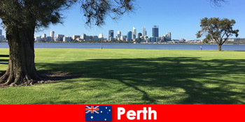 Chuyến đi phiêu lưu với bạn bè qua cảnh quan thành phố ở Perth Australia