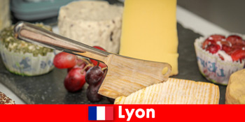 Khách du lịch thưởng thức các món ăn ngon ở Lyon Pháp