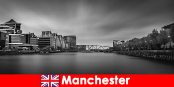 Giao dịch du lịch cho người lạ đến Manchester England trong các khu phố sôi động