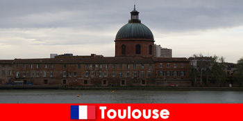 Chuyến đi ngắn đến Toulouse France cho khách du lịch văn hóa từ châu Âu