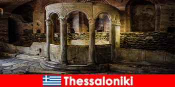 Khách du lịch đến thăm các nhà thờ Hồi giáo và tu viện ở Thessaloniki Hy Lạp