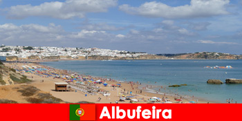 Biển thiên nhiên và những khách du lịch trải nghiệm ẩm thực tuyệt vời ở Albufeira Bồ Đào Nha