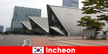 Khách du lịch trải nghiệm sự tương phản như thành phố lớn và truyền thống ở Incheon Hàn Quốc