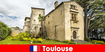 Khách du lịch nghỉ dưỡng ở Toulouse Pháp trải nghiệm lịch sử và hiện đại